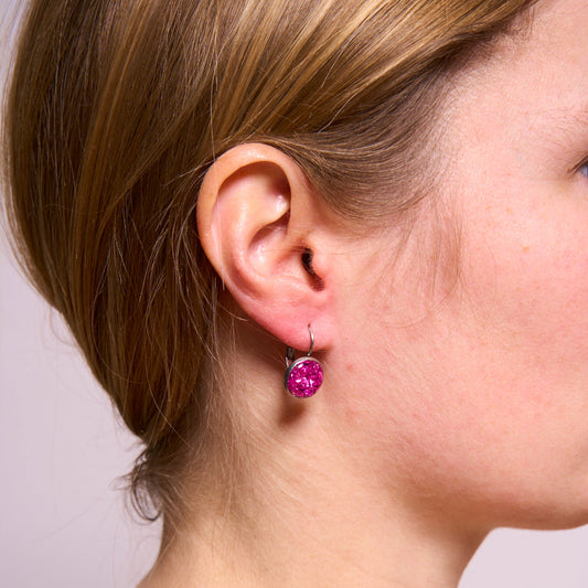 Boucles d'oreilles en résine avec cristaux de verre : l'alliance parfaite de l'éclat et du confort