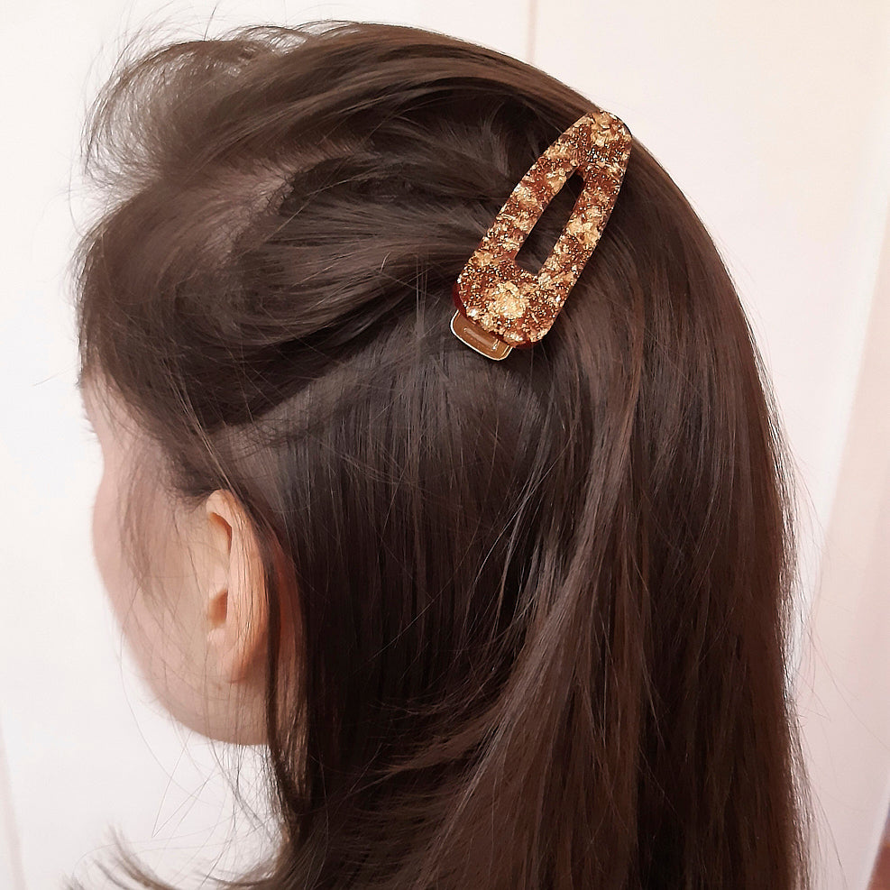 Barrette à cheveux artisanale fabriquée en France en résine coulée de lave rouge avec feuilles d'or parfaite pour sublimez une coiffure au moment des fêtes de noël