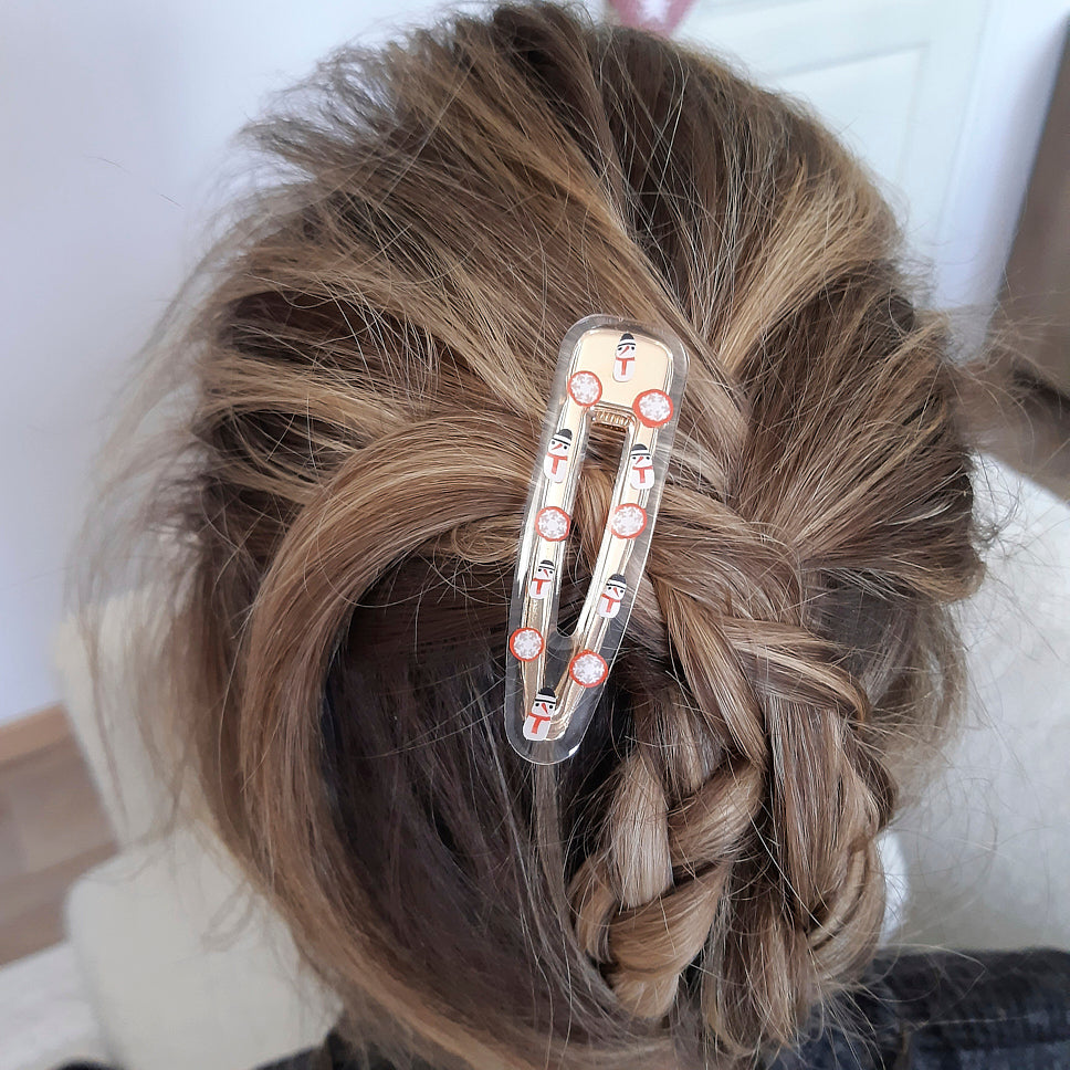 barrette à cheveux artisanale en résine, bonhomme de neige. Ornée de bonhommes de neige et de flocons de neige. parfaite pour noël