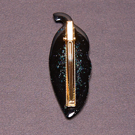 barrettes artisanale en résine feuille stylée, noir et paillettes multicolores.