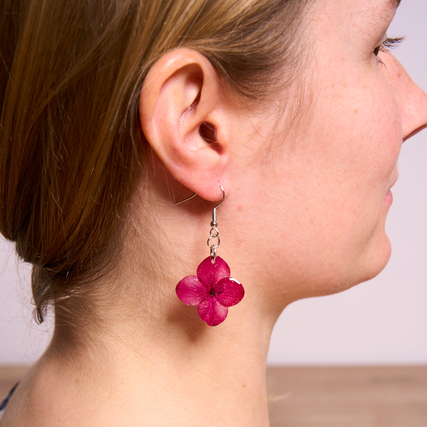 Boucle d'oreille hortensia fuchsia