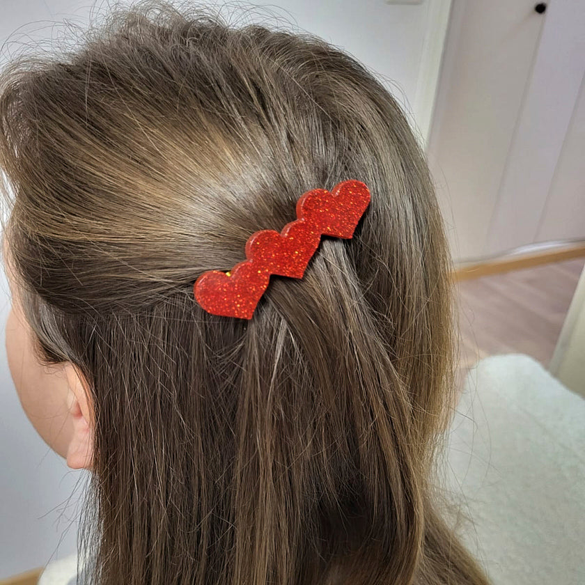barrette à cheveux artisanale en résine , en forme de cœur , rouge pailleté. Mon amour. parfaite pour la Saint-Valentin