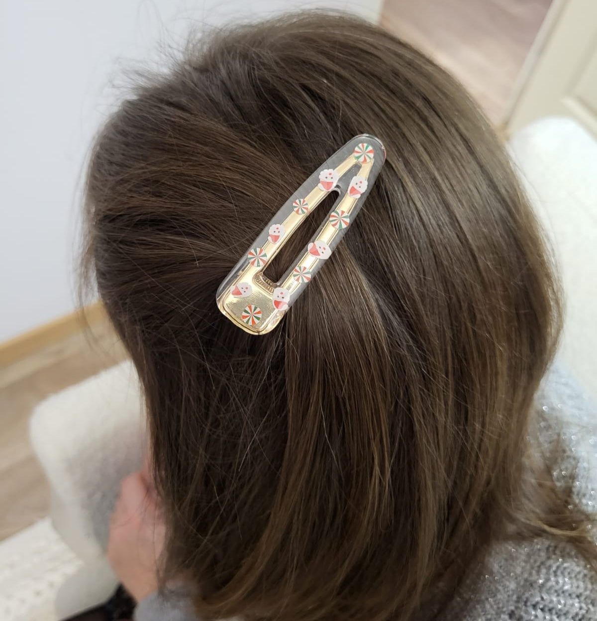 barrette à cheveux artisanale en résine, père noël . Ornée de pères noël et de bonbons. parfaite pour attendre le père noël . accessoires cheveux femme