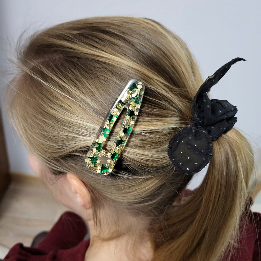 barrette à cheveux artisanale en résine, mon beau sapin. Ornée de sapins de noël verts et d'étoiles dorées. parfaite pour noël