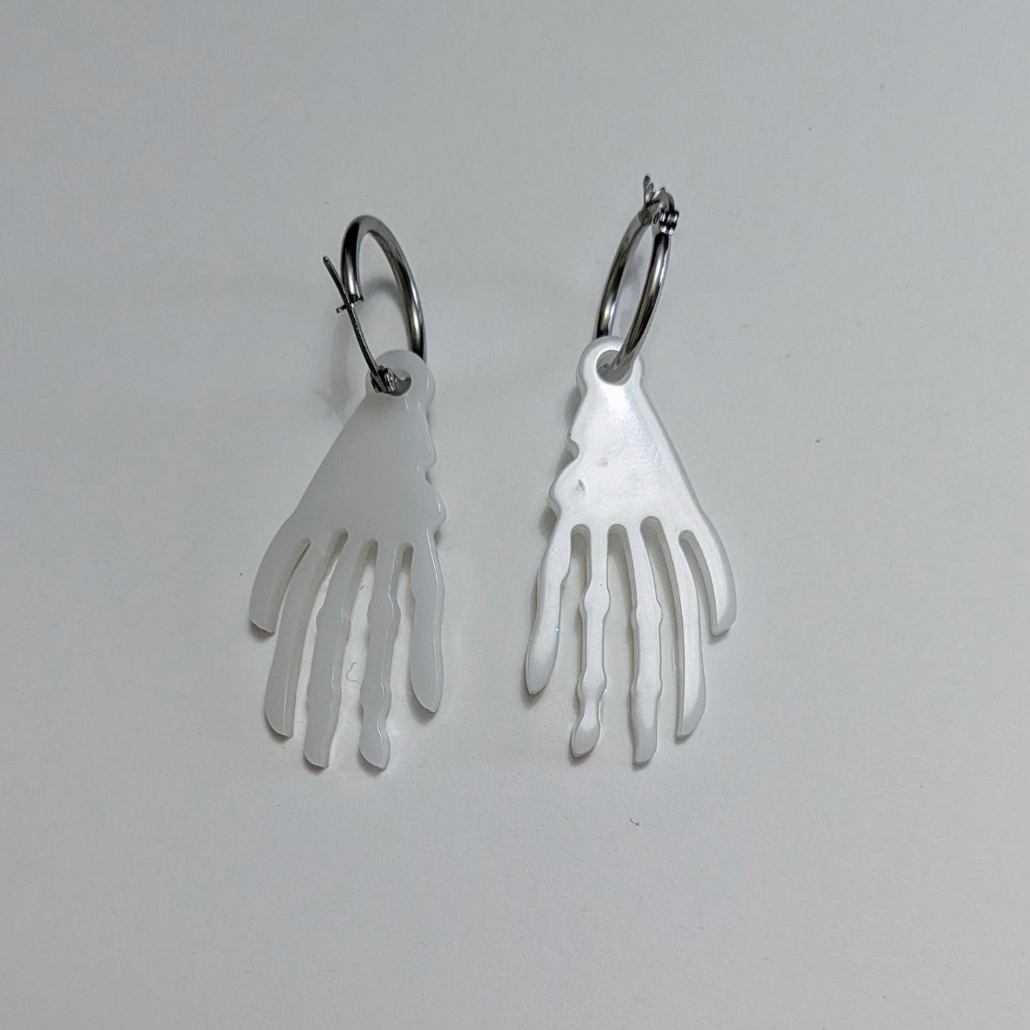 Boucle d'oreilles interchangeables main squelette (phosphorescent)