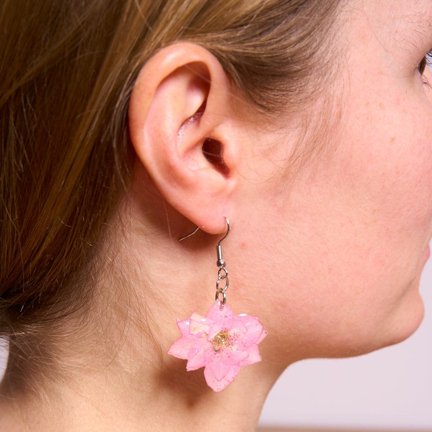 Boucles d'oreilles en fleurs naturelles séchées, fleurs de cerisier roses du japon en résine artisanales