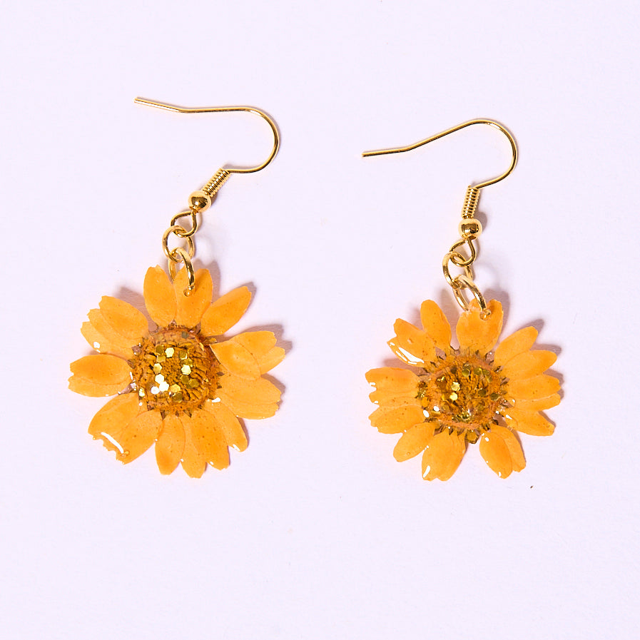 boucles d'oreilles en résine vraies fleurs de marguerites oranges faites à la main