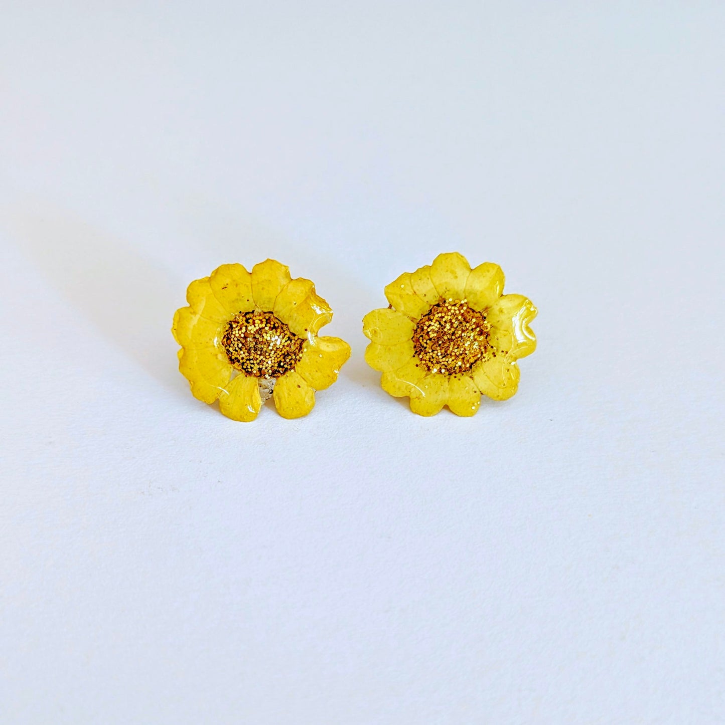 Puces d'oreilles fleurs naturelles jaunes Lumineuses