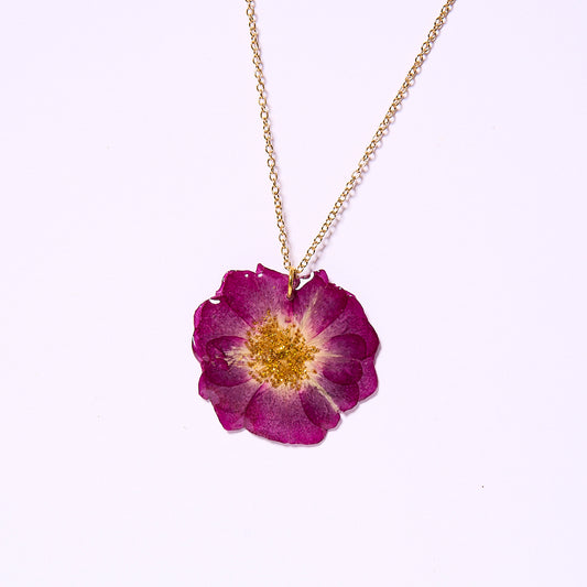 Collier fleur naturelle de camélia rouge rosée
