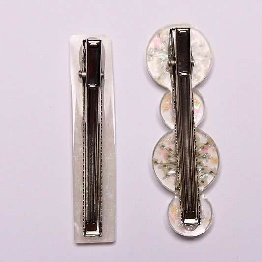 pince à cheveux en résine artisanale avec gypsophiles blanches pour le printemps