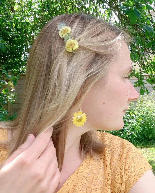 Les boucles d'oreilles fleurs naturelles séchées résinées