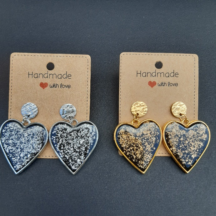 Boucles d'oreilles en résine en forme de cœur composées de feuilles dorées ou argentées