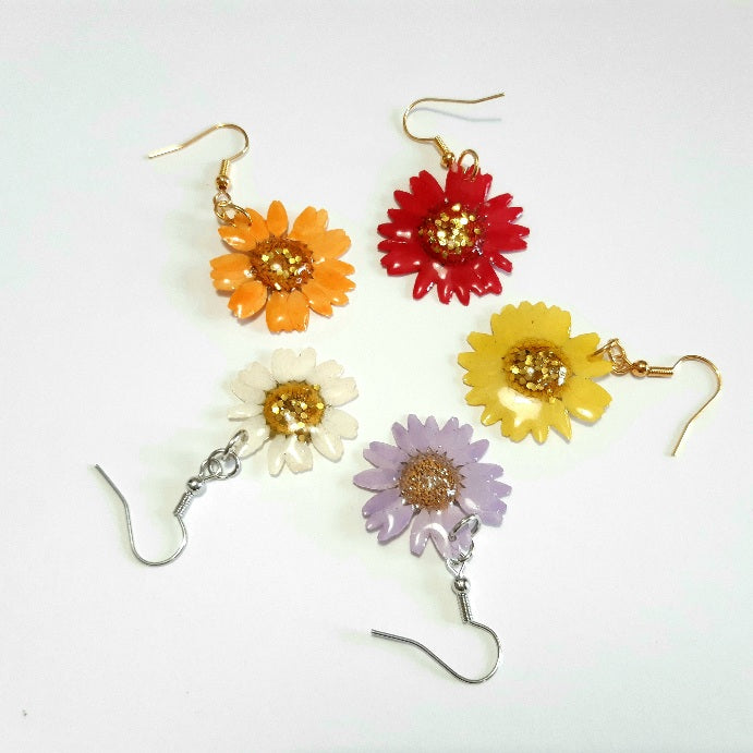 boucles d'oreilles en résine  vraies fleurs de marguerites faites à la main